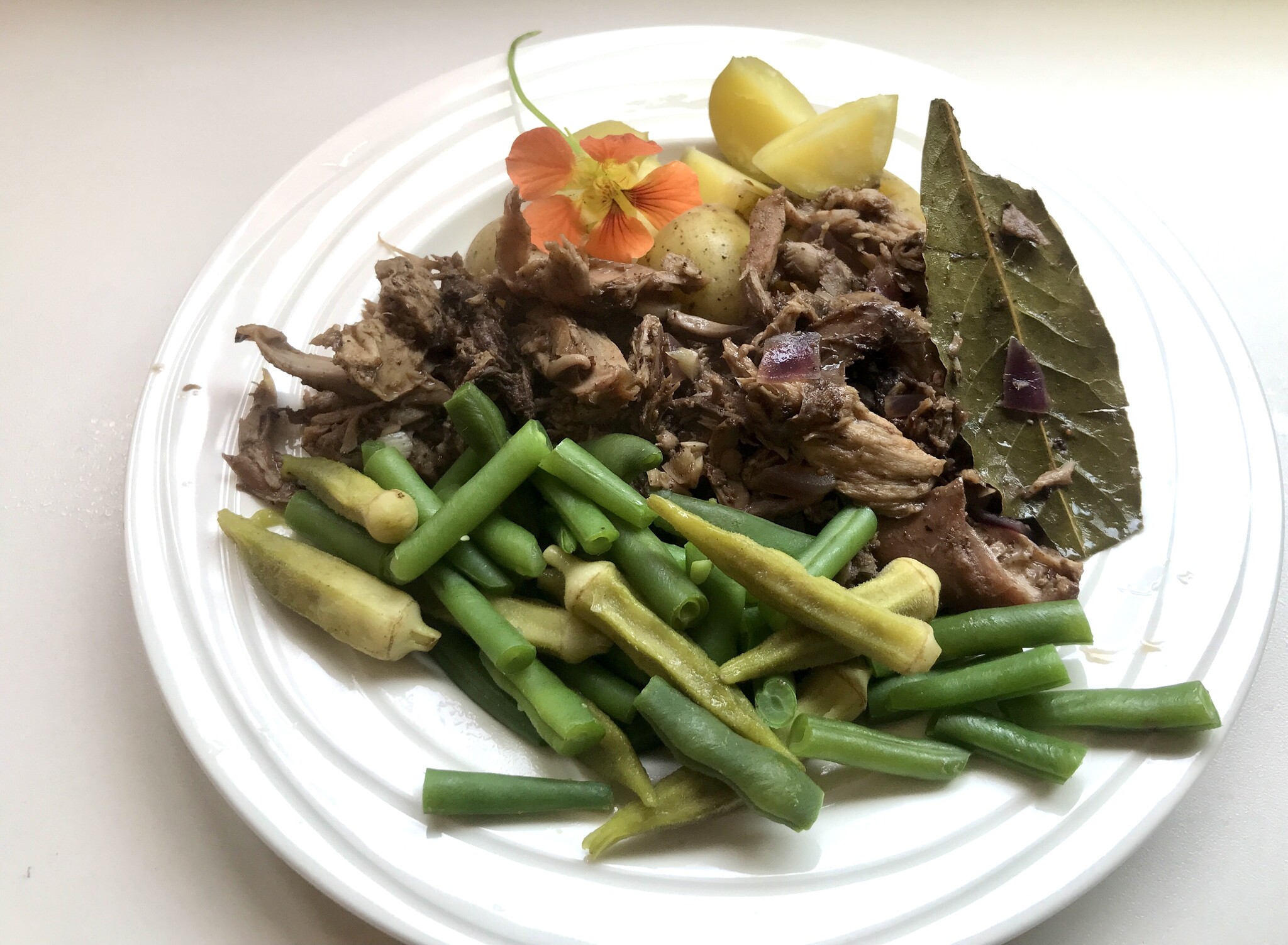 Konijn met okra en bonen