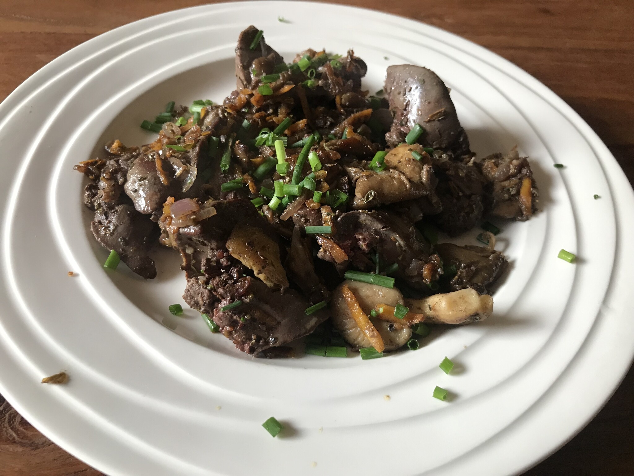 Levertjes met paddestoelen, sinaasappelrasp en wortel