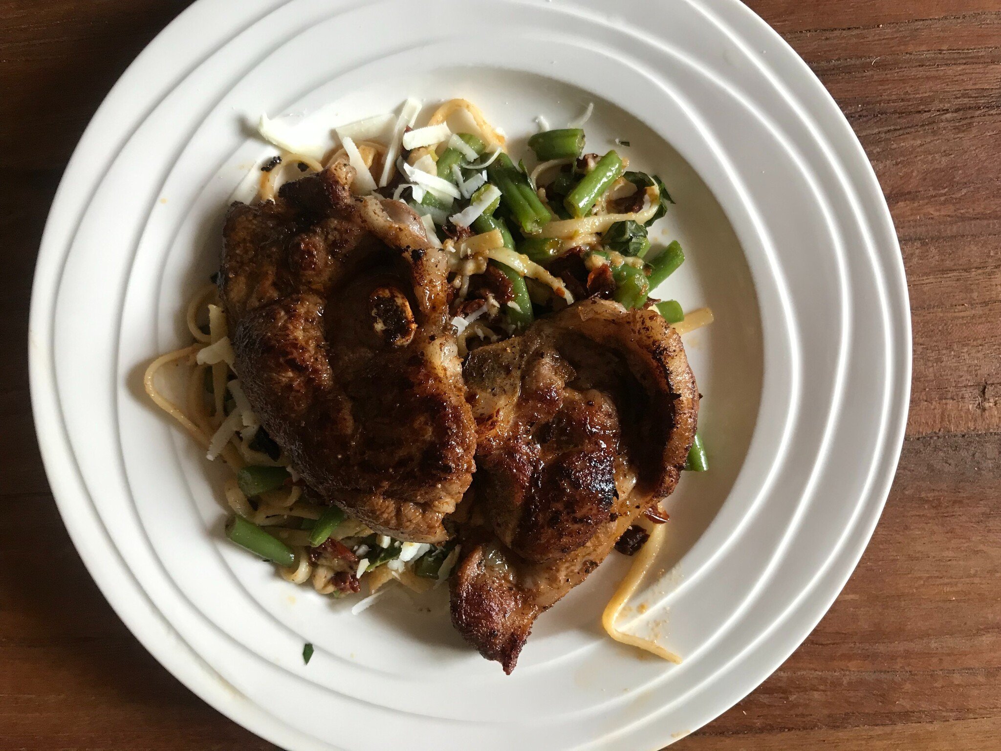 Lamskotelet met tagliatelle en bonen