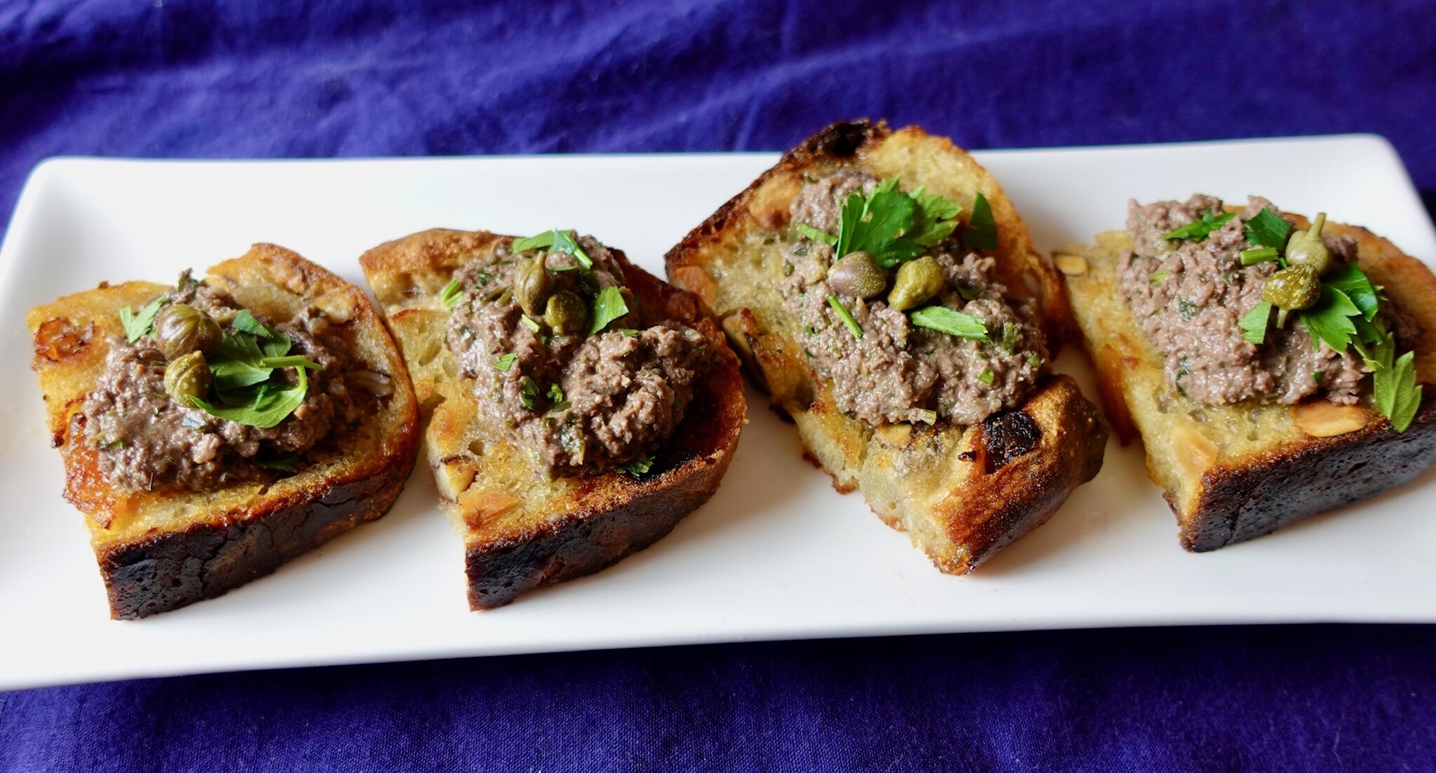 Antipasti van dronken crostini met lever alla contadina