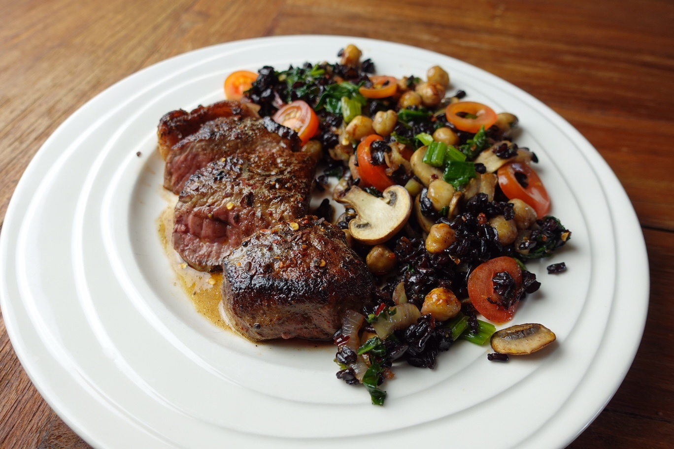 Grasgevoerde entrecote met zwarte rijst en kikkererwten