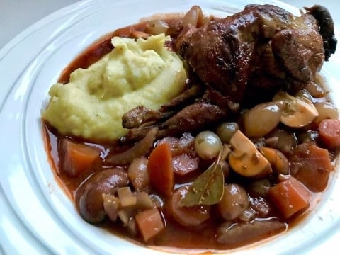 Kwartel, boeuf bourgignon stijl, opgediend