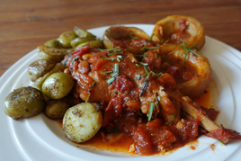 Konijnenbout met artisjok in tomatensaus