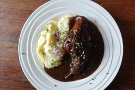 Konijn in pruimensaus met romige aardappelpuree