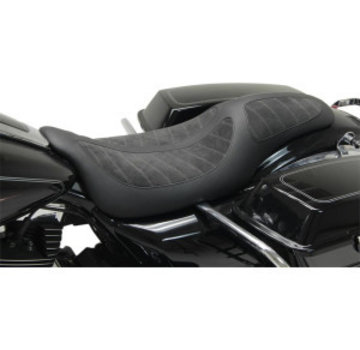 Mustang zadel Fred Kodlin Signature Series: zwart voor Harley-Davidson® FL 08-18