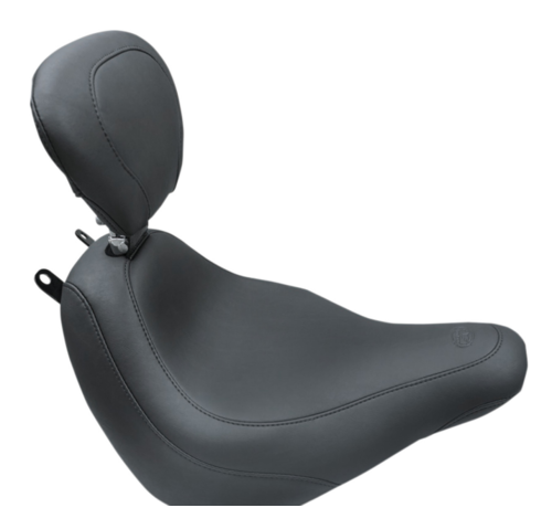 Mustang Brede Tripper™ Solo Seat met rugleuning Geschikt voor:> Softail 18-22