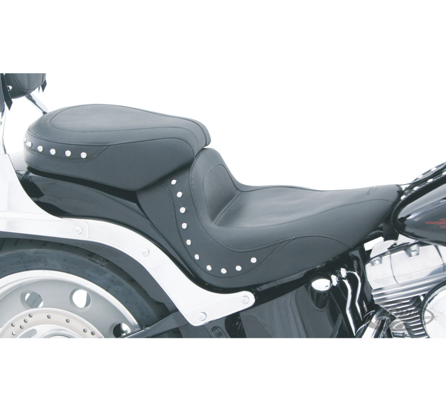 <p>Mustang Solo seats are available in Vintage, Sports Touring and Wide in plain black or plain black with chrome studs and conchos. <strong><br> <br> Vintage </strong>Vintage Solo seats feature a braided edge skirt, steel base plate and covered with blac