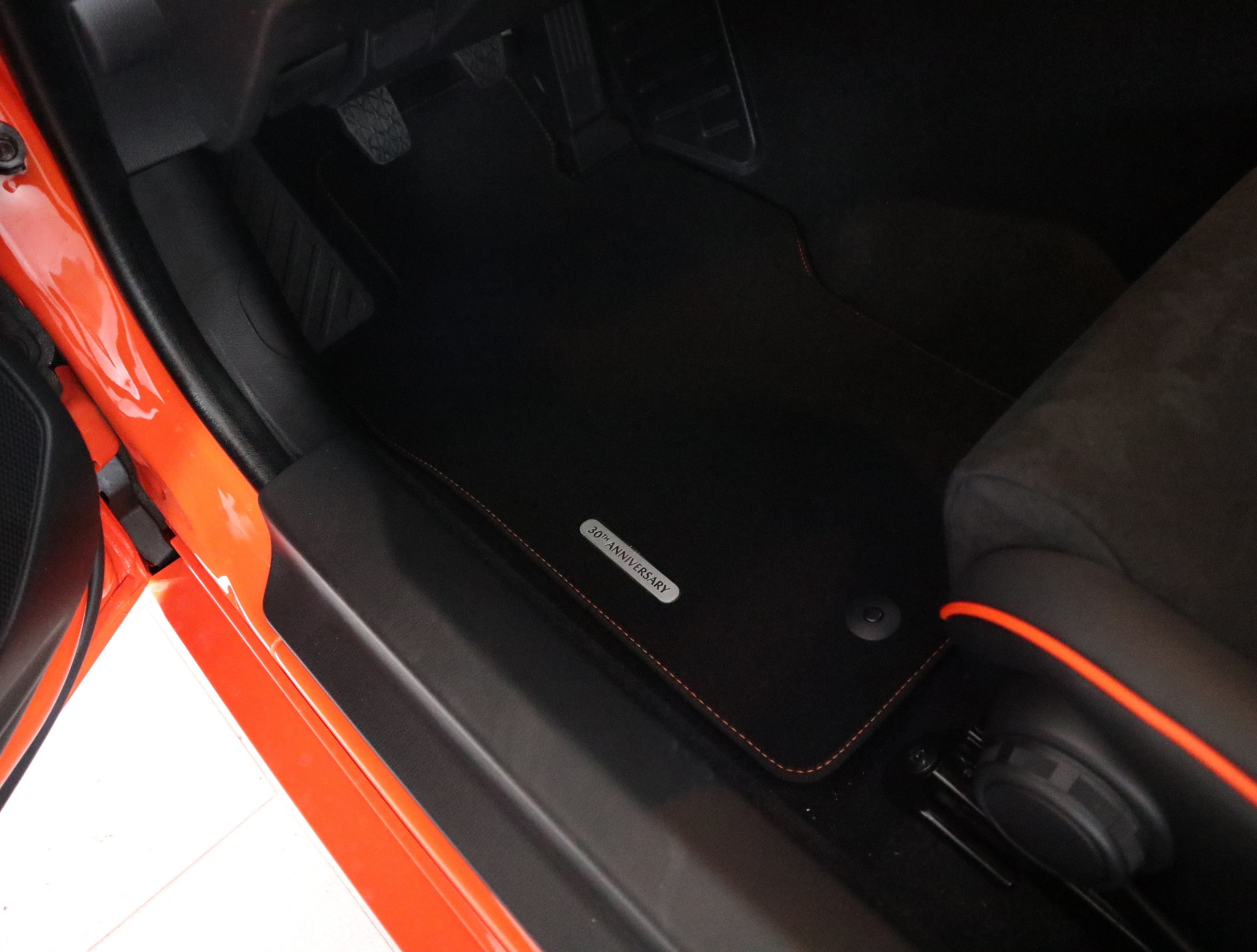 Mazda MX-5 ND 30 Jahre Fußmattensatz schwarz/racing orange - Autohaus  Prange Online Shop