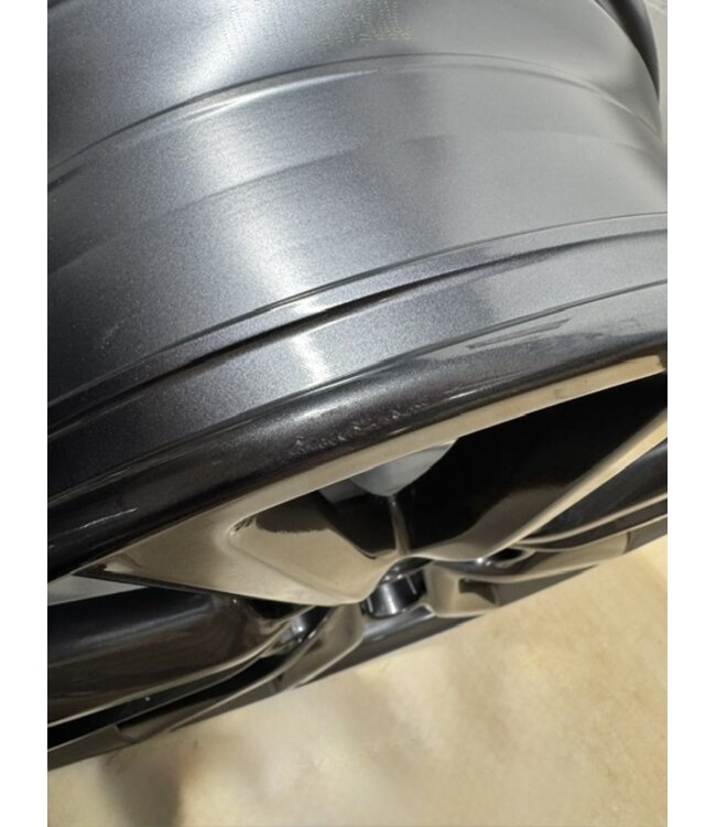 Mazda 3 BP Leichtmetallfelge 18" grau Design 168 A mit Lackabplatzer
