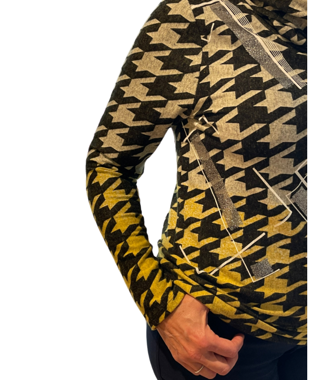 trui met col pied de poule geel