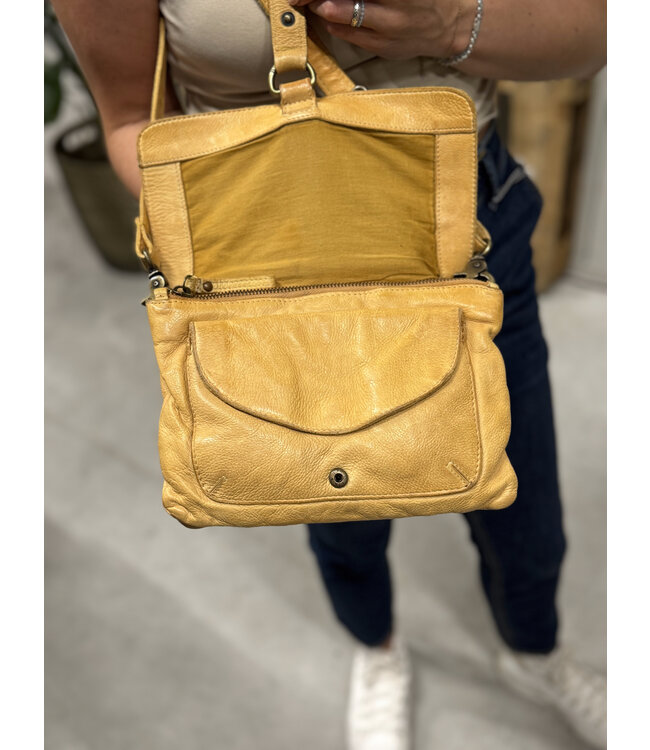 leren kleptas met metalen sluiting geel