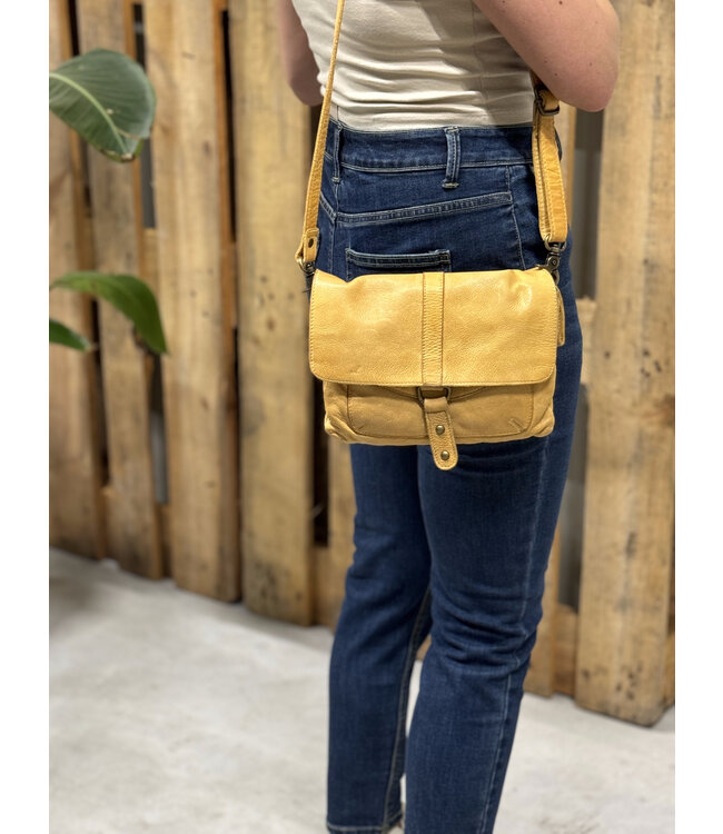 leren kleptas met metalen sluiting geel