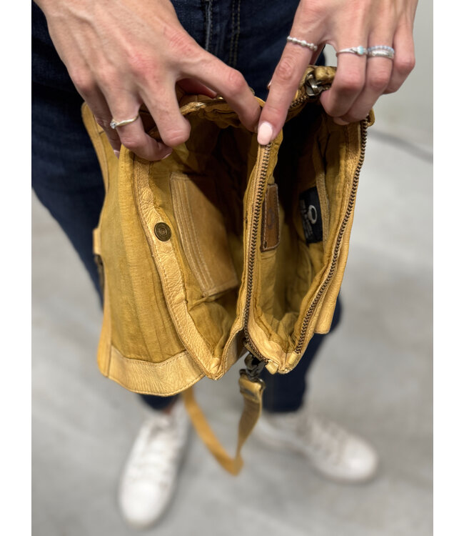 leren kleptas met metalen sluiting geel