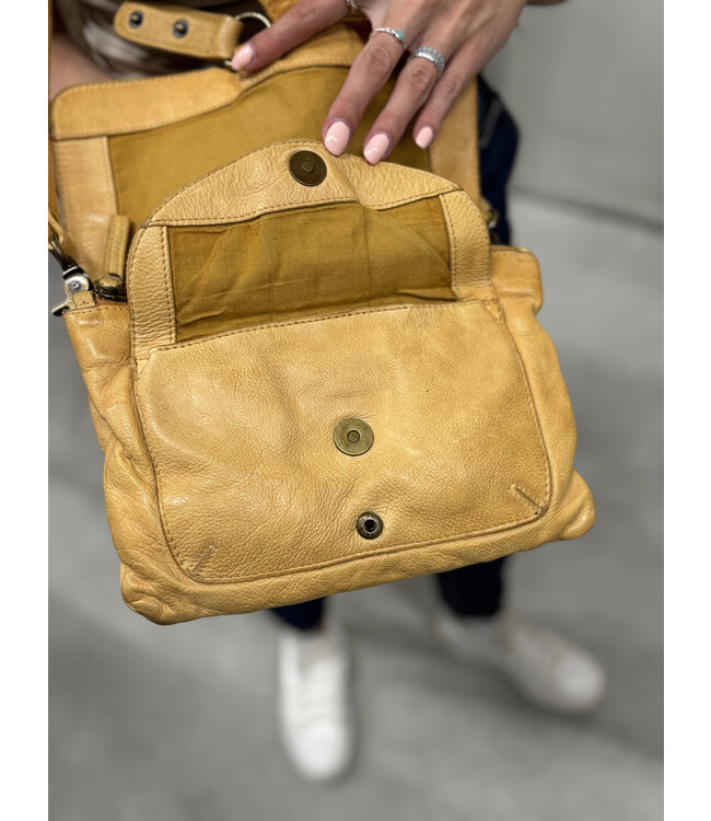 leren kleptas met metalen sluiting geel