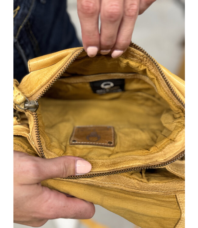 leren kleptas met metalen sluiting geel