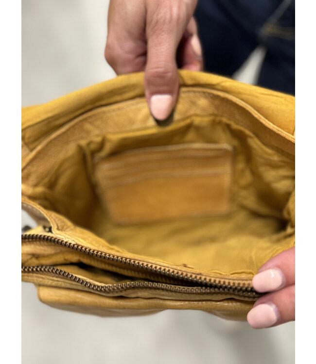 leren kleptas met metalen sluiting geel