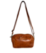 compacte schoudertas met studs cognac