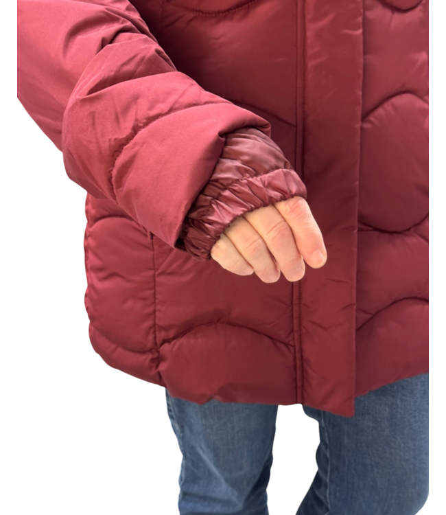 winterjas met patroon en capuchon wijnrood