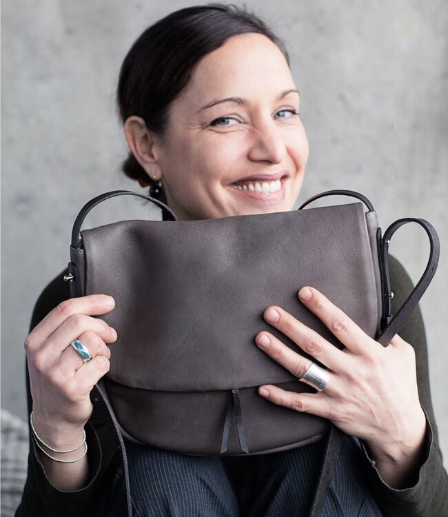 Chaza "slingbag" schoudertas medium taupe Harold's Lederwaren