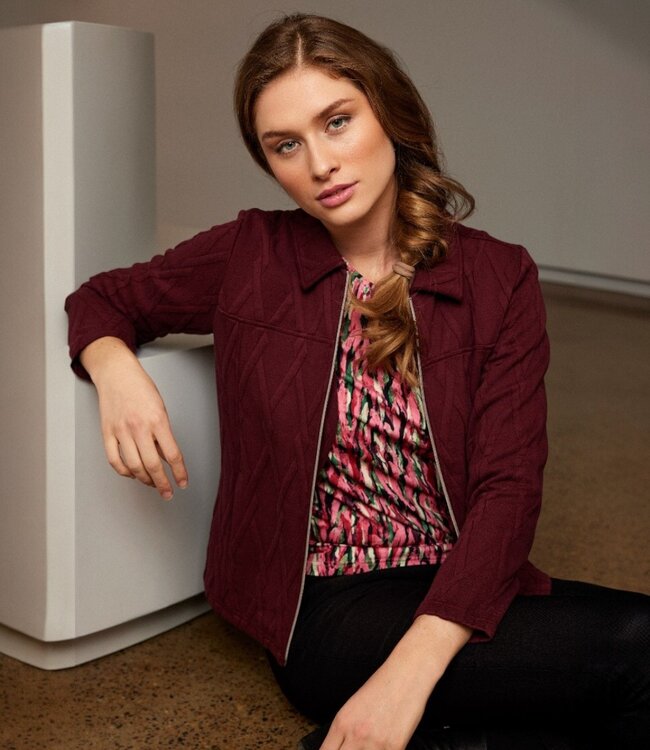 chique dames jasje met diamant patroon bordeaux- rood Sunday