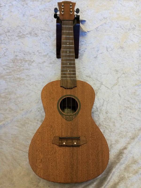 LAG LAG TKU 8C Tiki Concerto Ukulele w/bag
