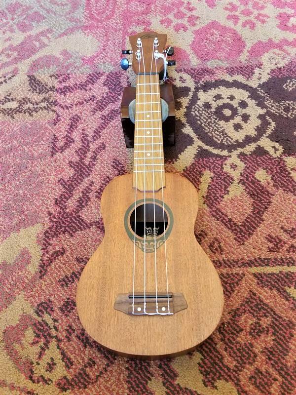 Lâg Guitars LAG TKU 8S Soprano Ukulele