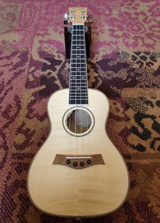 Kauai Kauai Concert Ukulele Flamed Maple w/Pickup