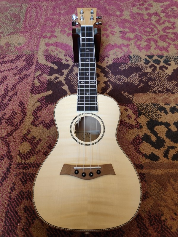 Kauai Kauai Concert Ukulele Flamed Maple w/Pickup