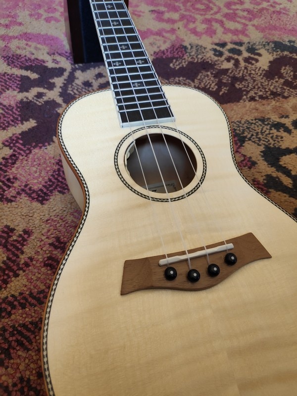 Kauai Kauai Concert Ukulele Flamed Maple w/Pickup