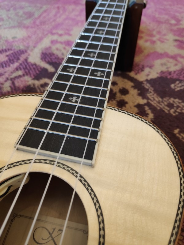Kauai Kauai Concert Ukulele Flamed Maple w/Pickup