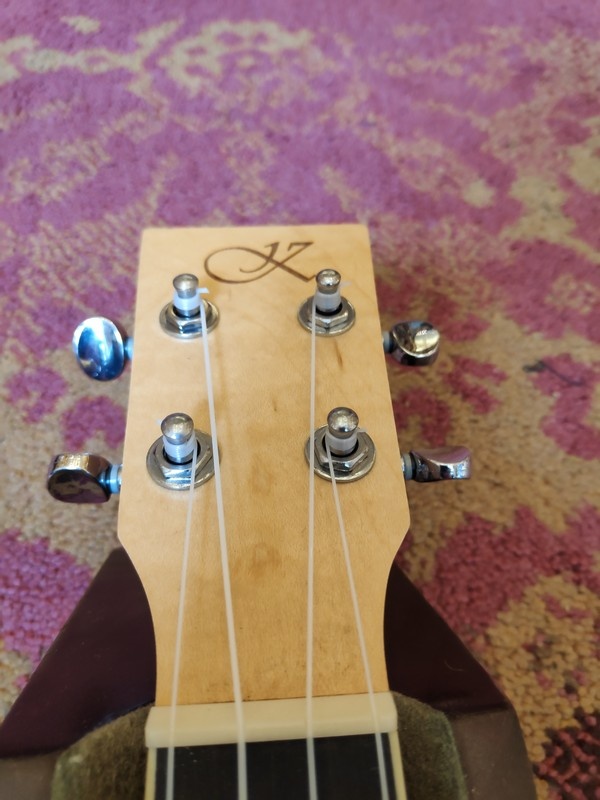 Kauai Kauai Concert Ukulele Flamed Maple w/Pickup