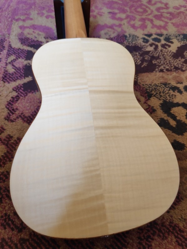Kauai Kauai Concert Ukulele Flamed Maple w/Pickup