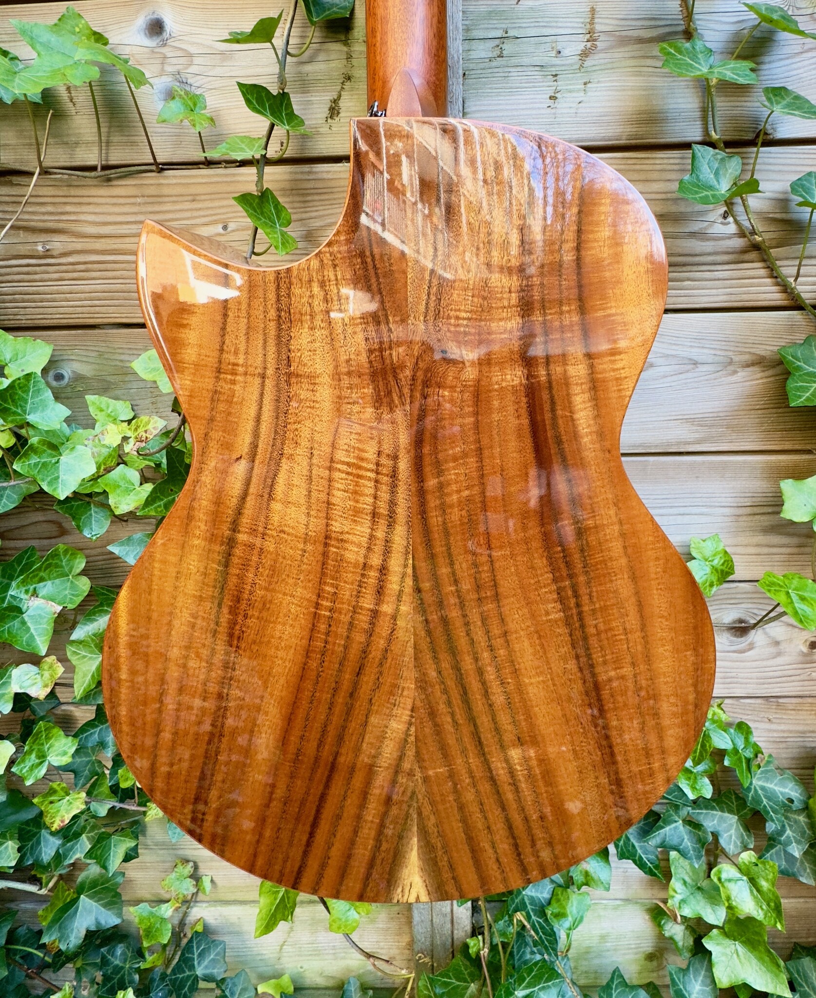 Hozen Guitars (AFGEPRIJSD) Hozen Guitars Black Label SJ Full Koa