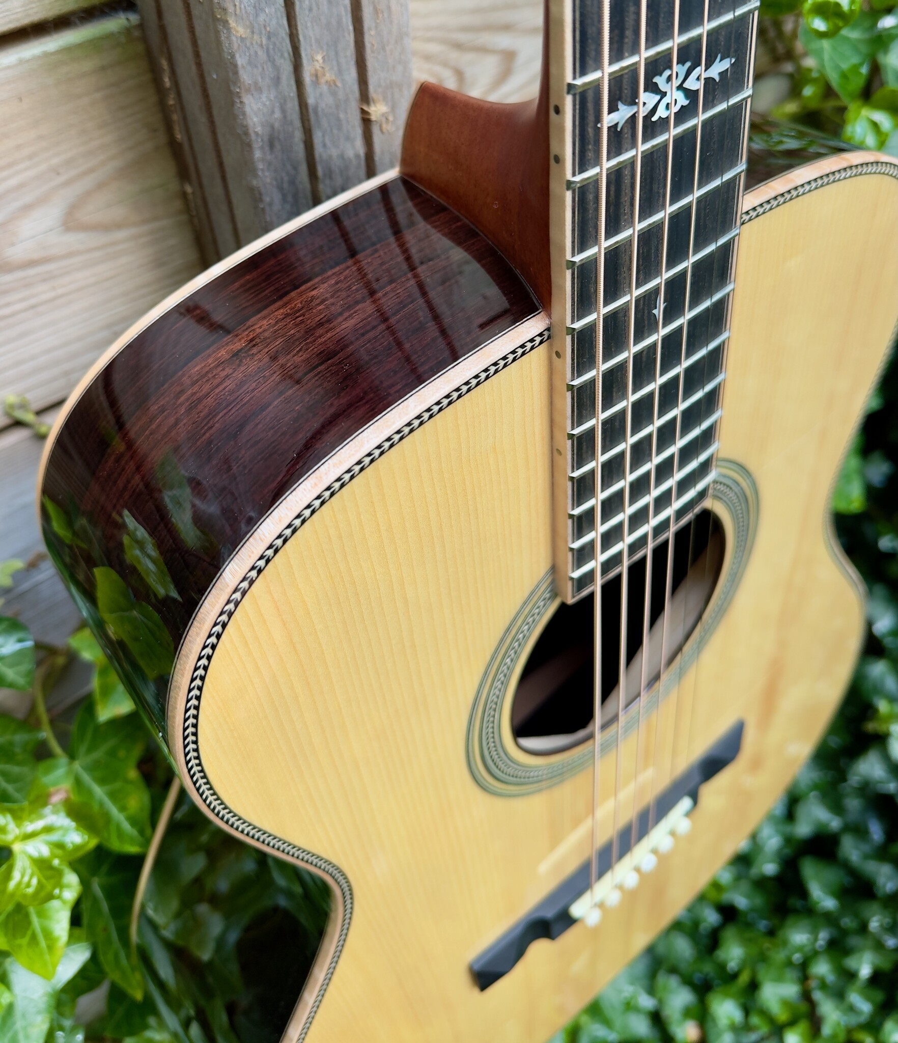 Hozen Guitars (AFGEPRIJSD) Hozen Guitars Red Label GE "Golden Era" OM