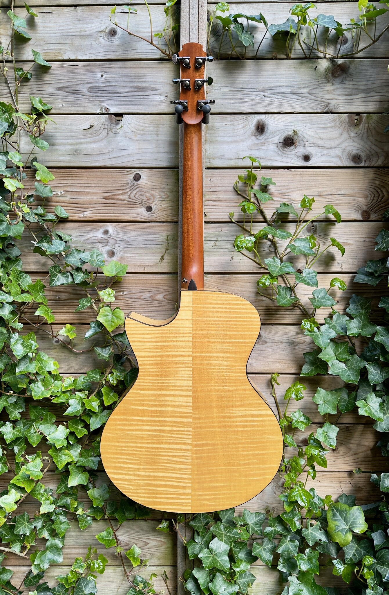 Hozen Guitars (AFGEPRIJSD) Hozen Guitars Black Label MJ Flamed Maple