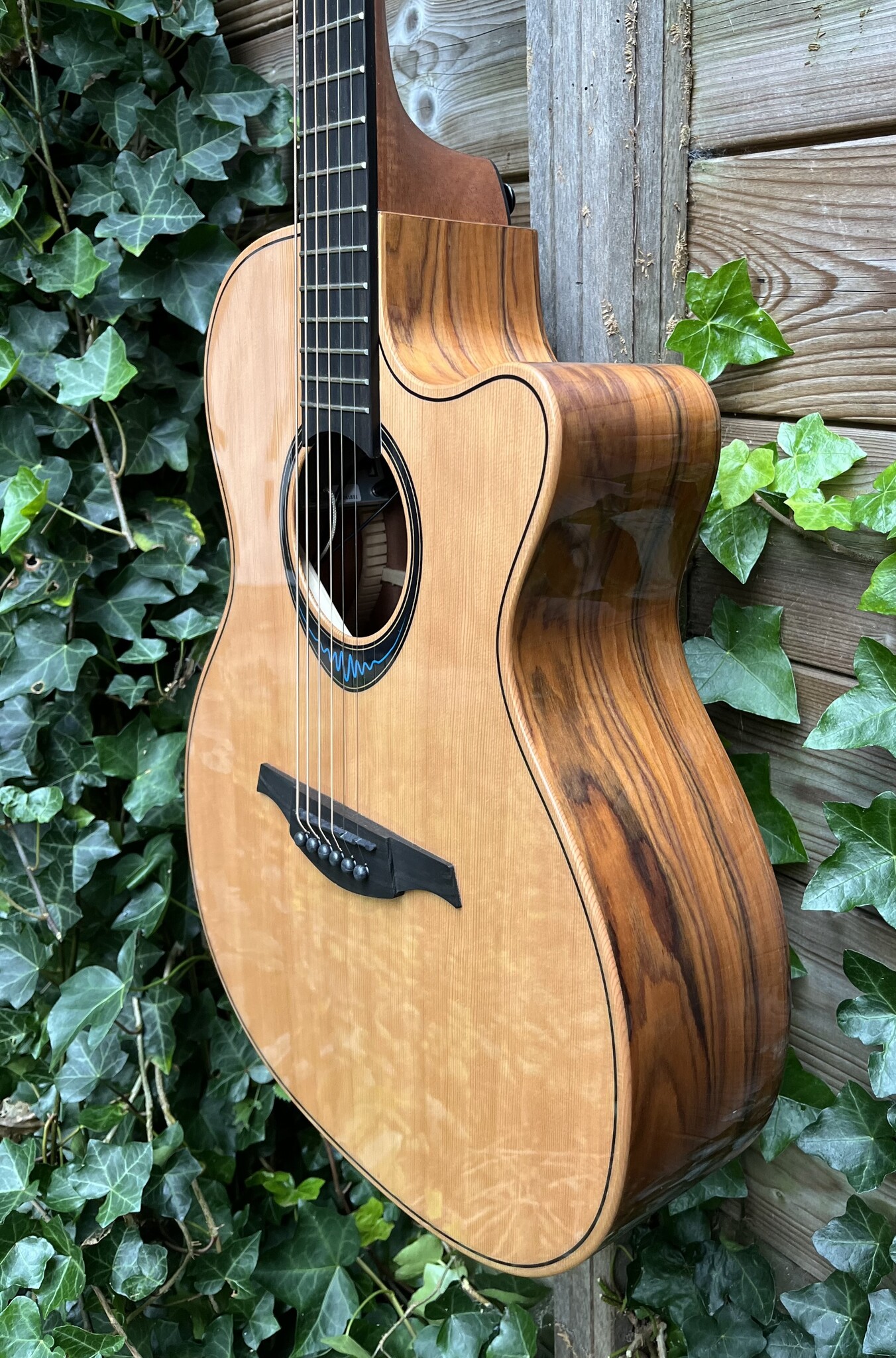 Lâg Guitars LAG BlueWave TBW2ACE Grand Auditorium