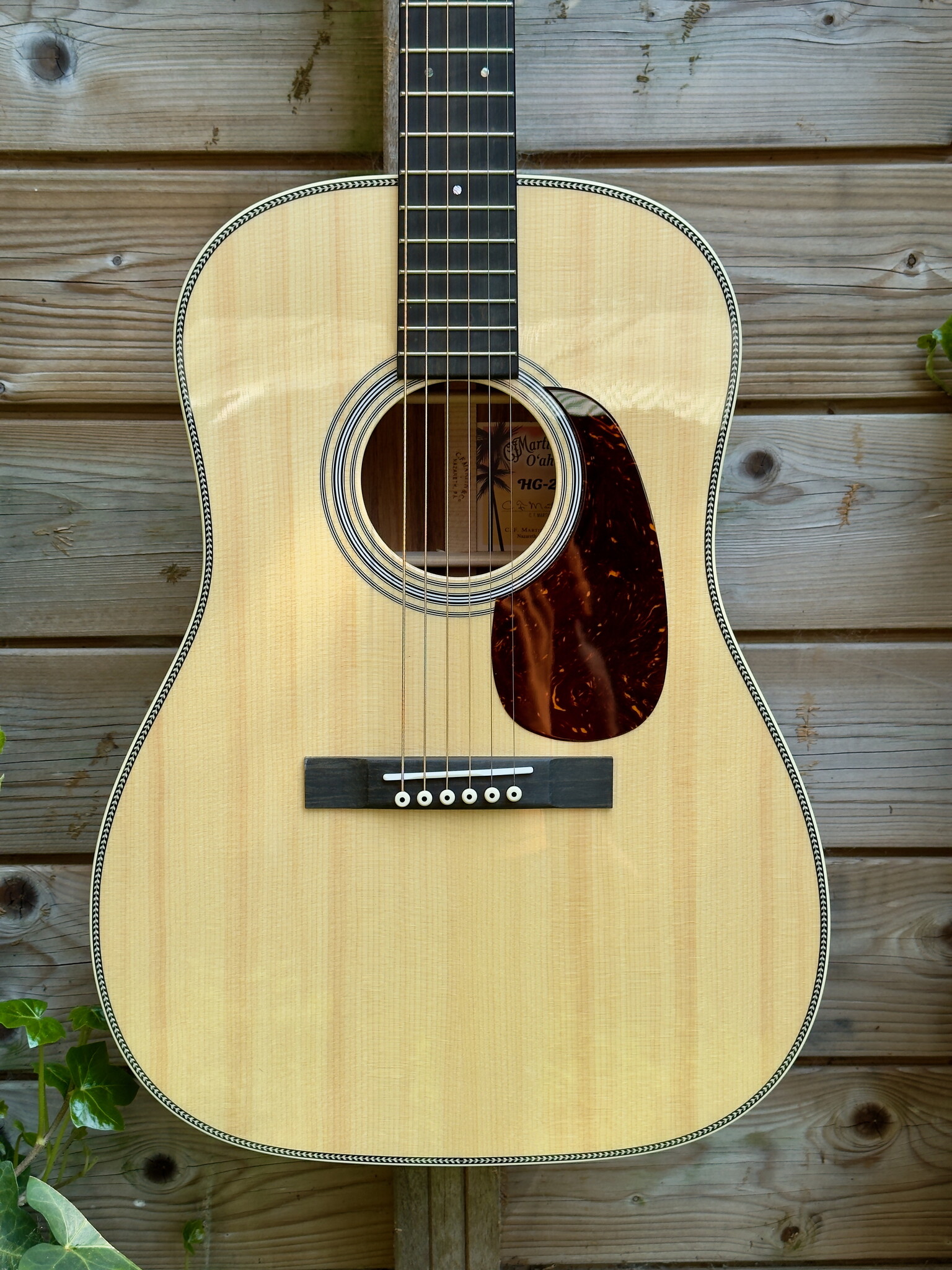 C. F. Martin & Co. Martin O'ahu HG-28