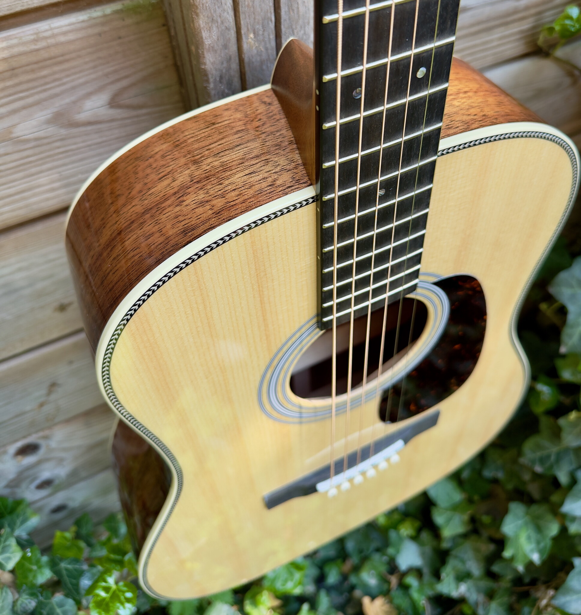 C. F. Martin & Co. Martin O'ahu HG-28