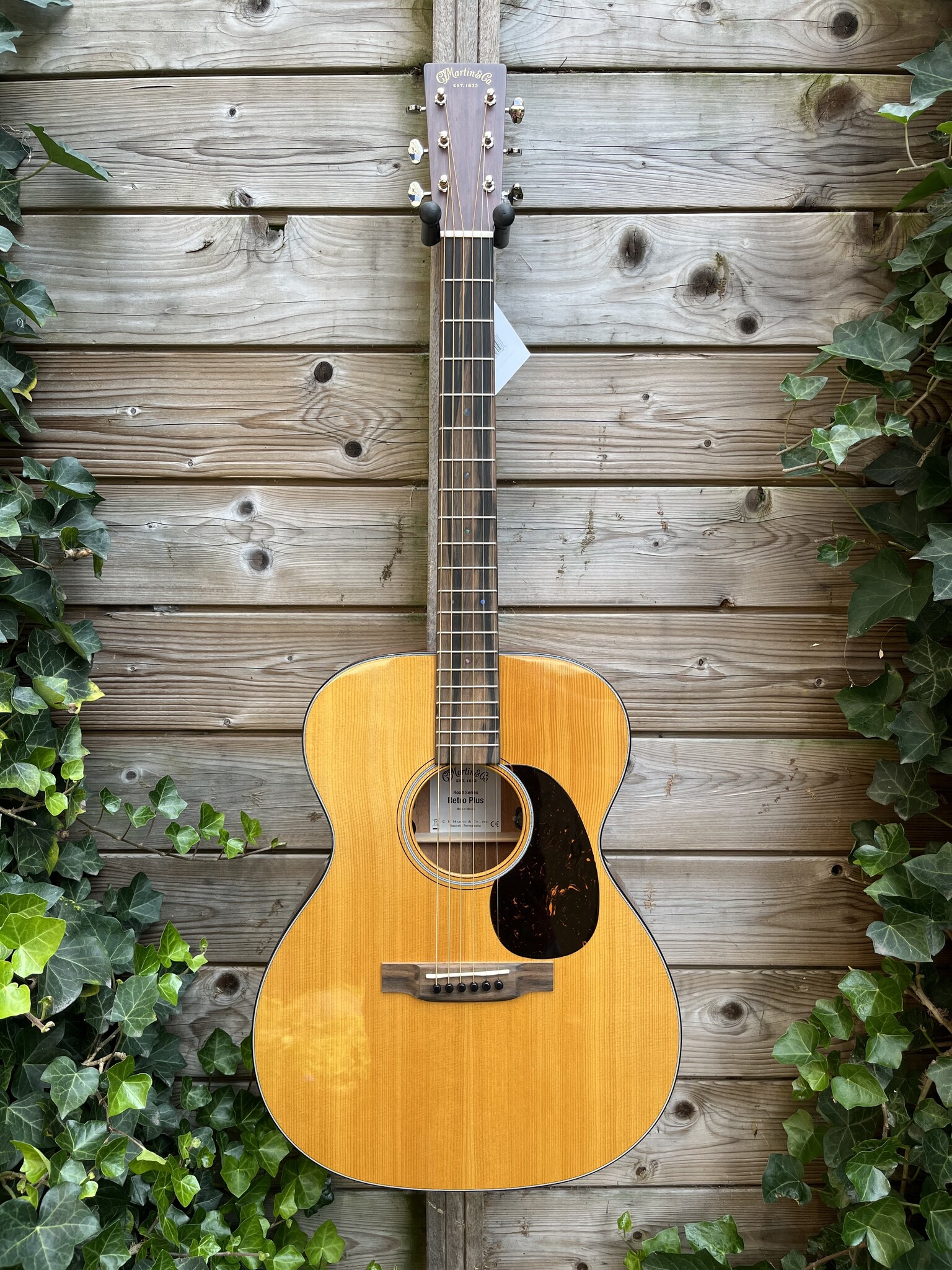 C. F. Martin & Co. Martin 000E Retro Plus Road Series