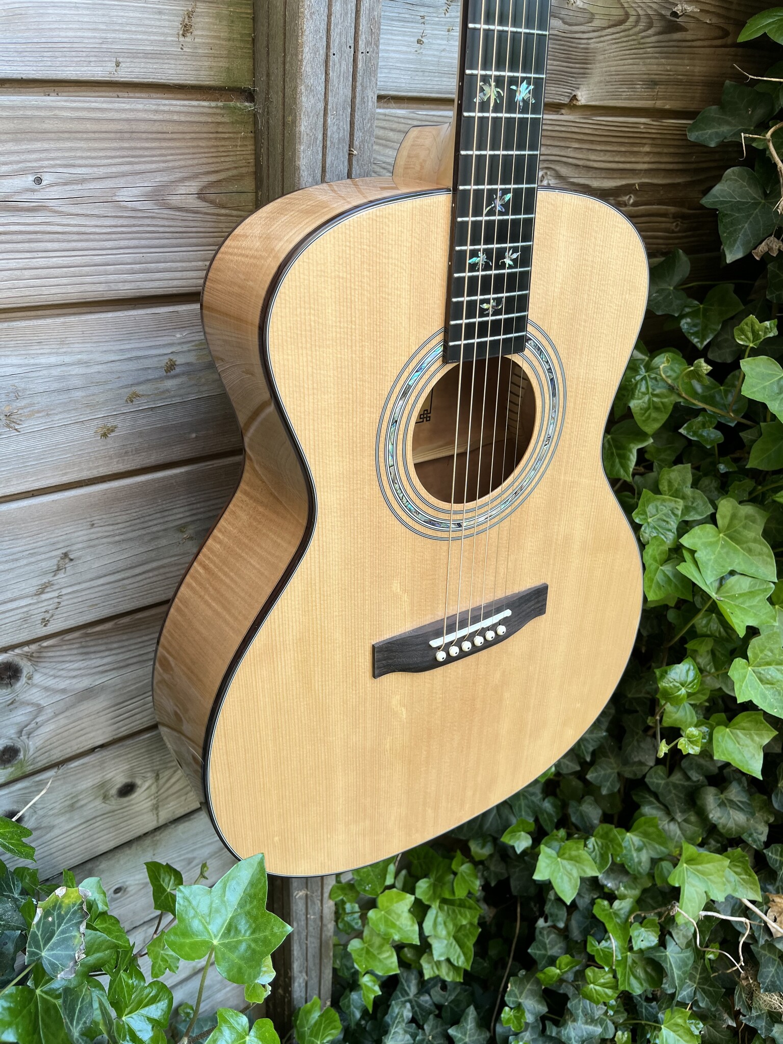 You's You's Guitars L140E Grand Auditorium
