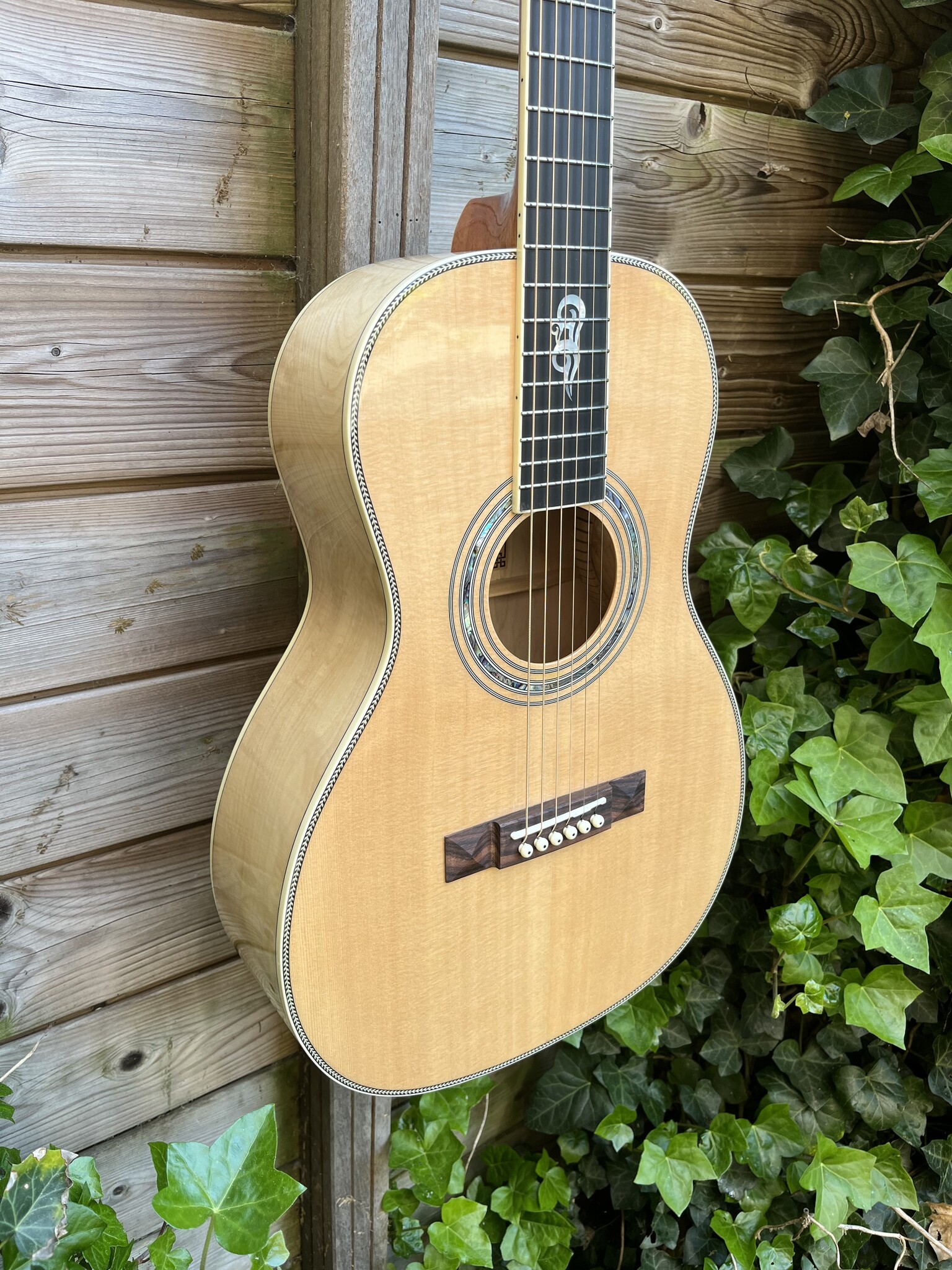 You's You's Guitars P140E 12-Fret Parlor