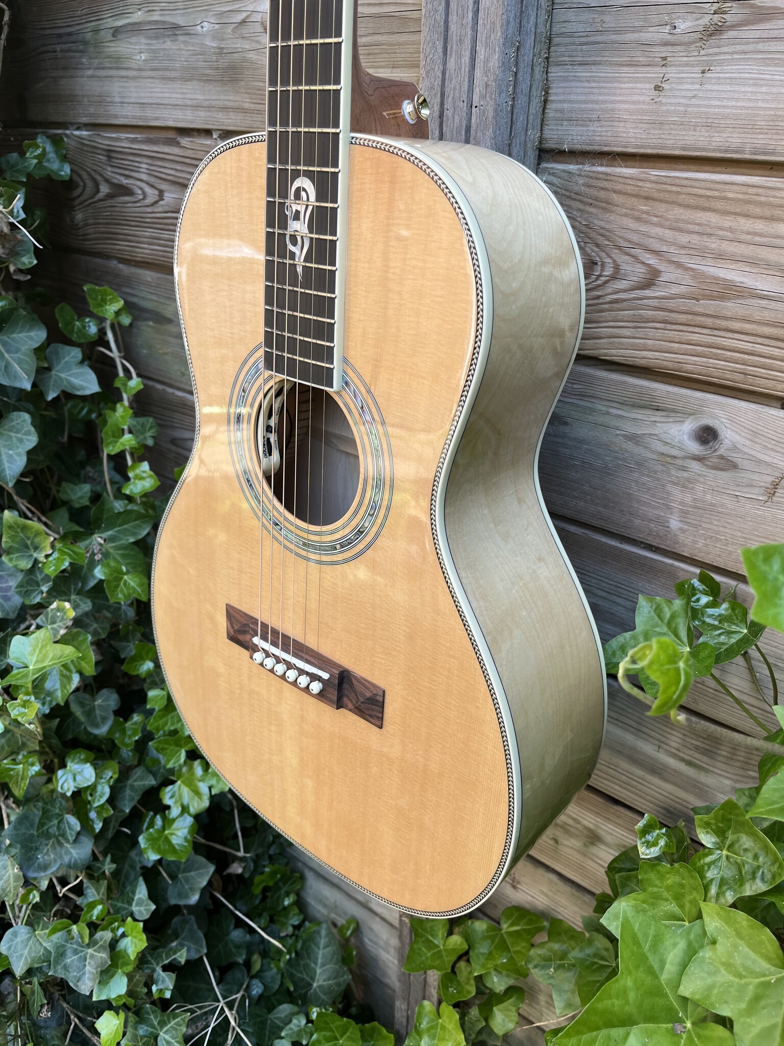 You's You's Guitars P140E 12-Fret Parlor