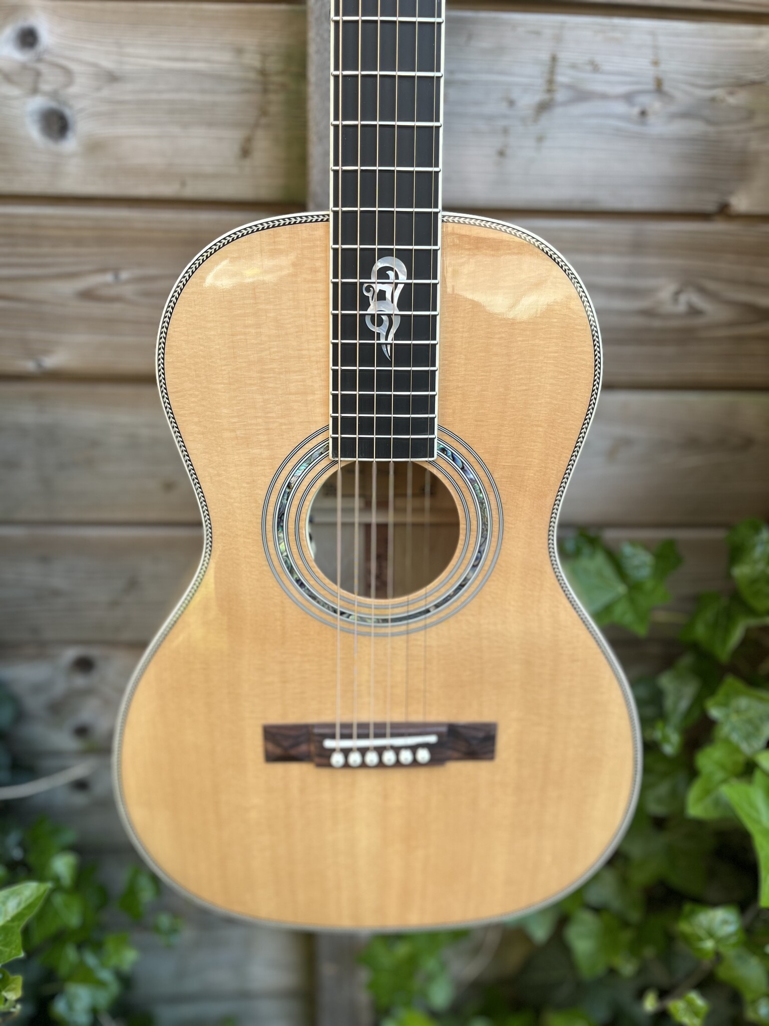 You's You's Guitars P140E 12-Fret Parlor