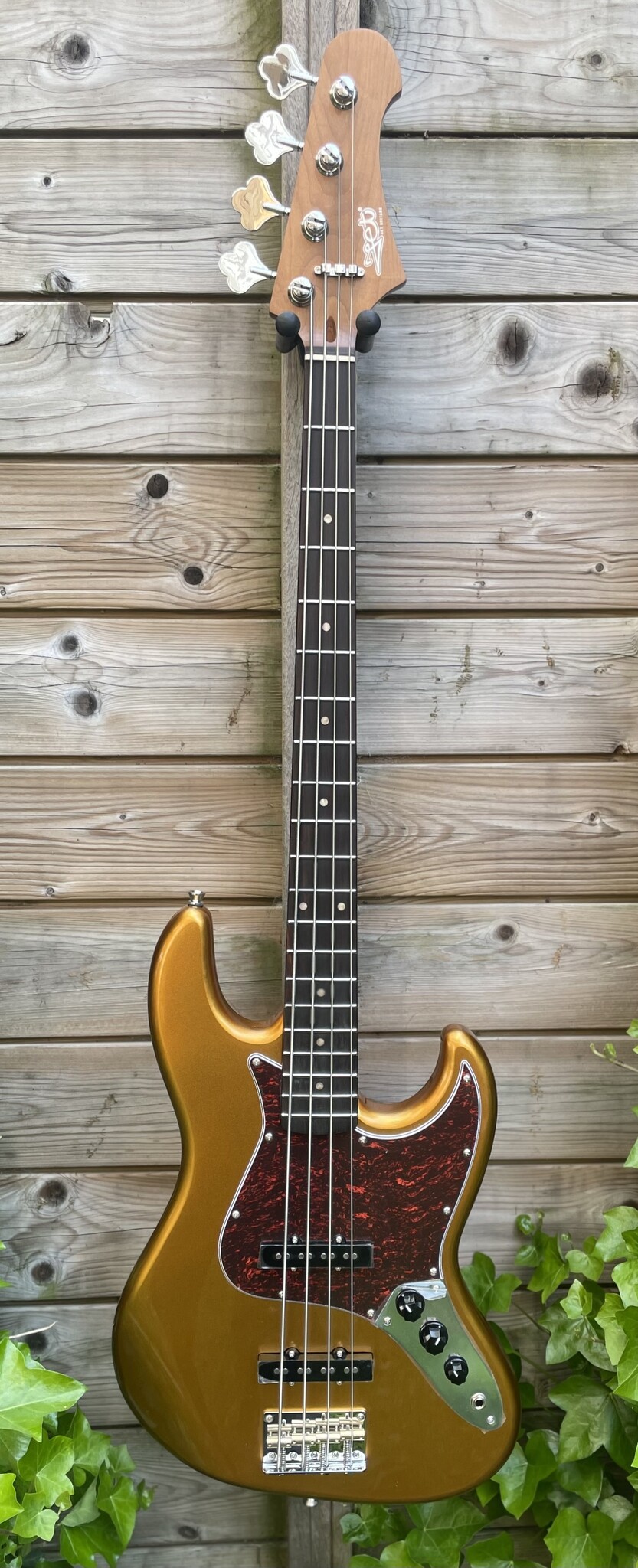 JET Guitars JET Jazz Bass JJB-300 Gold