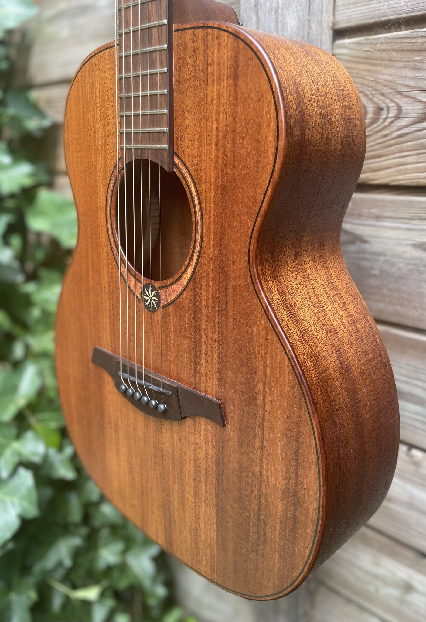 Lâg Guitars LAG Escapade Travel-KAE Khaya Electro