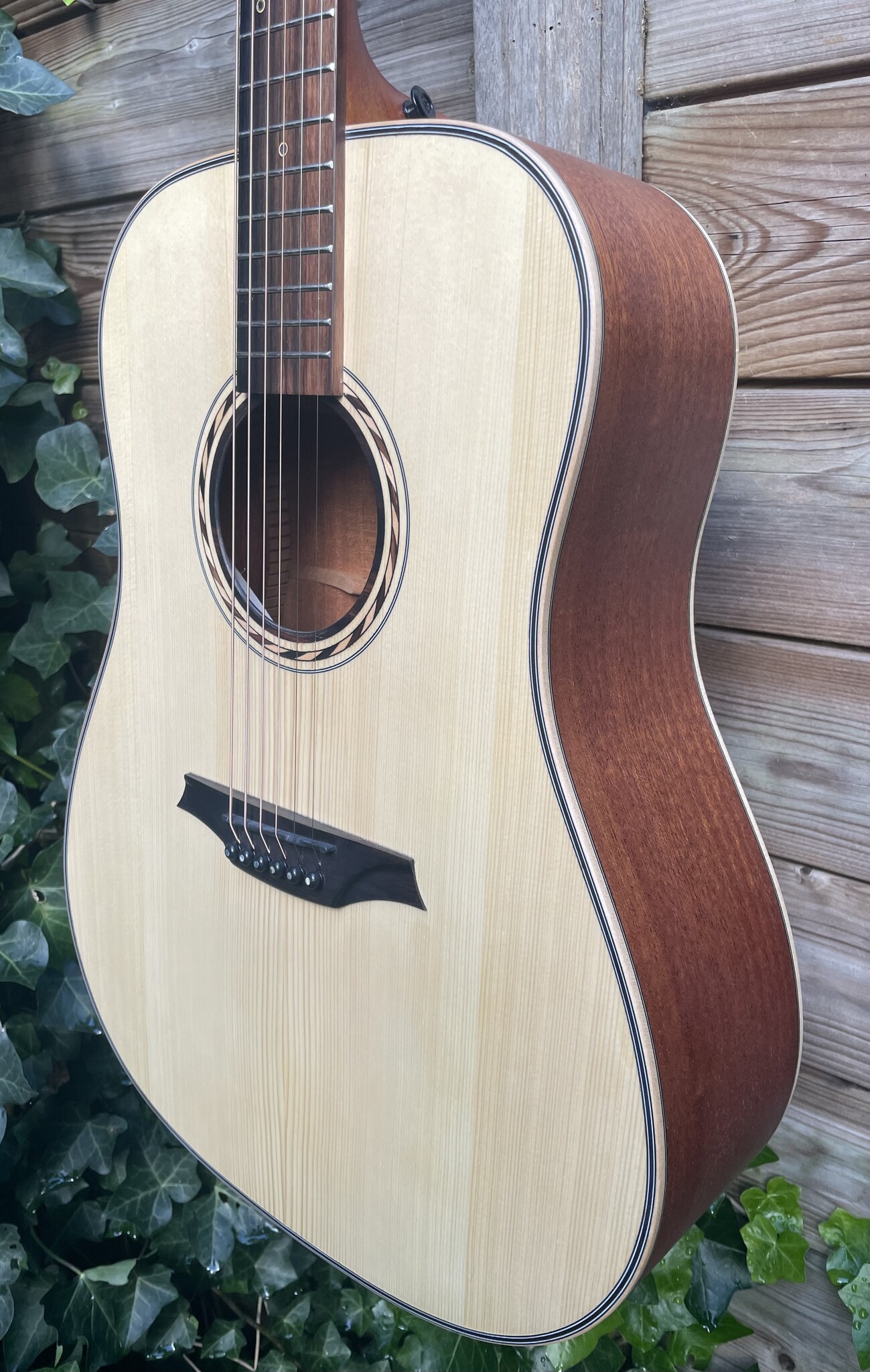 Bromo Bromo Tahoma Series BAT1 Dreadnought