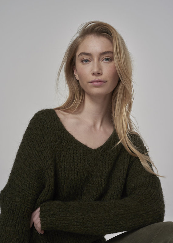 Simple Sweater Khaki  2520 Sascha V-neck Simple