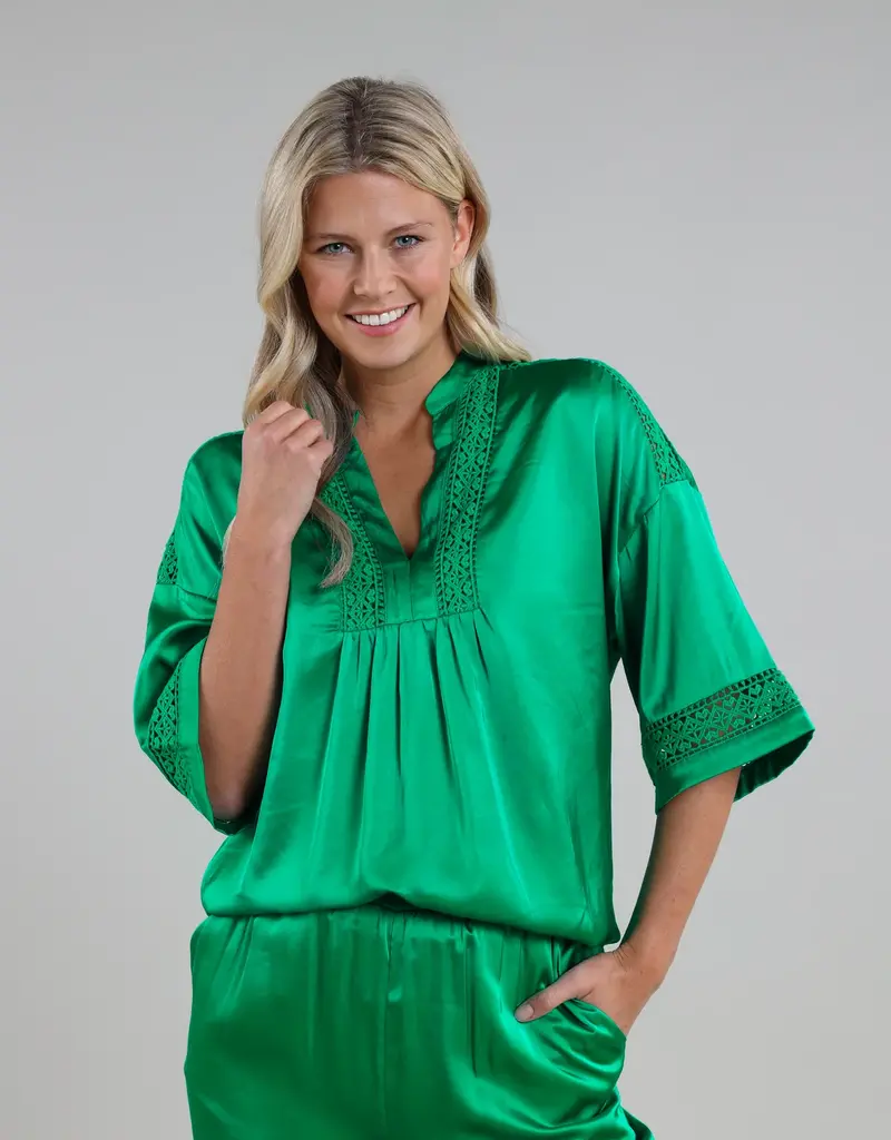 Nukus Nina Top Vneck Silky Green Nukus SS240120692