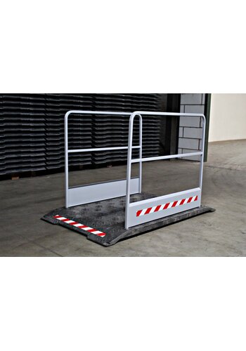 Passerelle de chantier avec garde-corps grises 