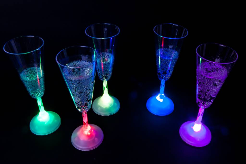 jazz Acrobatiek residu Champagne Glas met licht - GlowFactory - Groothandel in Glowsticks,  Foamsticks en feestartikelen